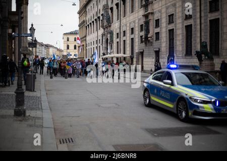 Etwa 78 russische Oppositionelle versammelten sich in München, Deutschland, um gegen Wladimir Putin und den Krieg gegen die Ukraine zu protestieren. Ein Aktivist, der als Vladimir Putin als Gefangener verkleidet ist. (Foto von Alexander Pohl/Sipa USA) Stockfoto