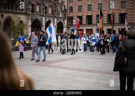 Etwa 78 russische Oppositionelle versammelten sich in München, Deutschland, um gegen Wladimir Putin und den Krieg gegen die Ukraine zu protestieren. Ein Aktivist, der als Vladimir Putin als Gefangener verkleidet ist. (Foto von Alexander Pohl/Sipa USA) Stockfoto