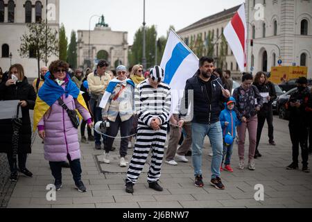 Etwa 78 russische Oppositionelle versammelten sich in München, Deutschland, um gegen Wladimir Putin und den Krieg gegen die Ukraine zu protestieren. Ein Aktivist, der als Vladimir Putin als Gefangener verkleidet ist. (Foto von Alexander Pohl/Sipa USA) Stockfoto