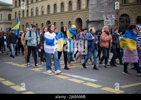 Etwa 78 russische Oppositionelle versammelten sich in München, Deutschland, um gegen Wladimir Putin und den Krieg gegen die Ukraine zu protestieren. Ein Aktivist, der als Vladimir Putin als Gefangener verkleidet ist. (Foto von Alexander Pohl/Sipa USA) Stockfoto