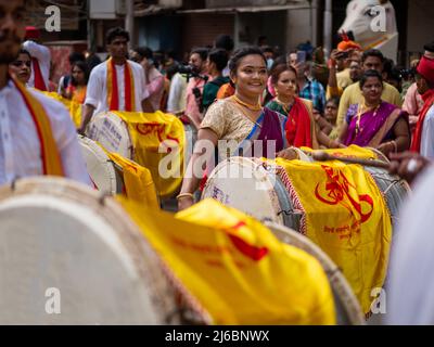 Mumbai, Indien - 02. April 2022: Die Hindu-Neujahrsparade, Gudhi Padda, ist eine jährliche Parade in Süd-Mumbai, an der Musiker, Tänzer und Künstler teilnehmen Stockfoto