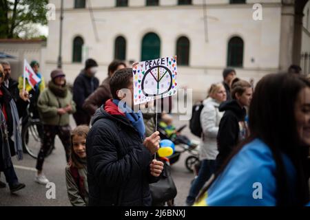 Etwa 78 russische Oppositionelle versammelten sich in München, Deutschland, um gegen Wladimir Putin und den Krieg gegen die Ukraine zu protestieren. Ein Aktivist, der als Vladimir Putin als Gefangener verkleidet ist. (Foto von Alexander Pohl/Sipa USA) Stockfoto