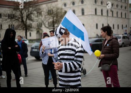 Etwa 78 russische Oppositionelle versammelten sich in München, Deutschland, um gegen Wladimir Putin und den Krieg gegen die Ukraine zu protestieren. Ein Aktivist, der als Vladimir Putin als Gefangener verkleidet ist. (Foto von Alexander Pohl/Sipa USA) Stockfoto