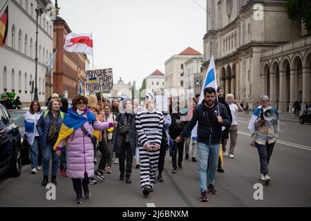 Etwa 78 russische Oppositionelle versammelten sich in München, Deutschland, um gegen Wladimir Putin und den Krieg gegen die Ukraine zu protestieren. Ein Aktivist, der als Vladimir Putin als Gefangener verkleidet ist. (Foto von Alexander Pohl/Sipa USA) Stockfoto