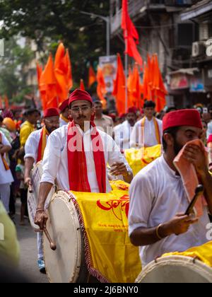 Mumbai, Indien - 02. April 2022: Die Hindu Neujahrsparade, Gudhi Padda, ist eine jährliche Parade, an der Musiker, Tänzer und Künstler aus verschiedenen Teilen der teilnehmen Stockfoto