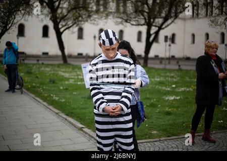 Etwa 78 russische Oppositionelle versammelten sich in München, Deutschland, um gegen Wladimir Putin und den Krieg gegen die Ukraine zu protestieren. Ein Aktivist, der als Vladimir Putin als Gefangener verkleidet ist. (Foto von Alexander Pohl/Sipa USA) Stockfoto