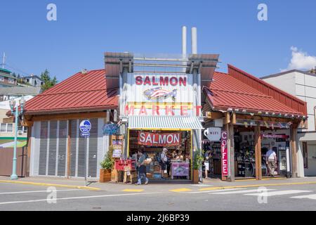 Das Lachsmarktgebäude, Das Lokale Produkte Verkauft, Hat Wildlachs In Ketchikan, Alaska, Gefangen Stockfoto