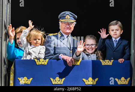 Königin Silvia, Prinz Gabriel, König Carl Gustaf, Prinzessin Estelle und Prinz Oscar bei der Feier des Geburtstages des Königs am Samstag, dem 30. April 2022, im Stockholmer Schloss. Foto: Jonas Ekströmer / TT / Code 10030 Stockfoto