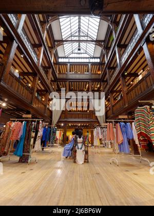 London, Greater London, England, April 23 2022: Inneneinrichtung des Liberty Luxuskaufhauses für Damen-Designerbekleidung. Stockfoto