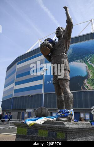 Allgemeine Ansicht des Cardiff City Stadions, Statue von Fred Keenor, Kapitän der FA Cup Gewinner 1927. Stockfoto