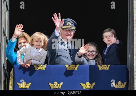 Königin Silvia, Prinz Gabriel, König Carl Gustaf, Prinzessin Estelle und Prinz Oscar bei der Feier des Geburtstages des Königs am Samstag, dem 30. April 2022, im Stockholmer Schloss. Foto: Jonas Ekströmer / TT / Code 10030 Stockfoto