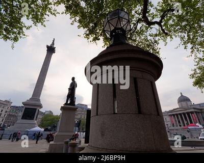 Kleinste Polizeistation in Großbritannien auf dem Trafalgar Square mit Nelsons-Säule und Sir Henry Havelock-Statue. Stockfoto