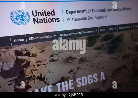 KONSKIE, POLEN - 27. April 2022: sdgs.un.org Website über nachhaltige Entwicklungsziele auf Laptop angezeigt Stockfoto