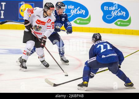 L-R Manuel Ganahl (AUT), Juuso Hietanen, Ville Petman (beide FIN) in Aktion während der Euro Hockey Tour, Tschechische Hockey Games Spiel Österreich gegen Finnland, gespielt in Ostrava, Tschechische Republik, 30. April 2022. (CTK-Foto/Vladimir Prycek) Stockfoto
