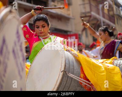 Mumbai, Indien - 02. April 2022: Die Hindu-Neujahrsparade, Gudhi Padda, ist eine jährliche Parade in Süd-Mumbai, an der Musiker, Tänzer und Künstler teilnehmen Stockfoto