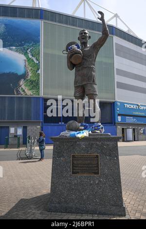 Allgemeine Ansicht des Cardiff City Stadions, Statue errichtet von Fred Keenor, Kapitän der 1927 FA Cup Gewinner. In Cardiff, Vereinigtes Königreich am 4/30/2022. (Foto von Mike Jones/News Images/Sipa USA) Stockfoto