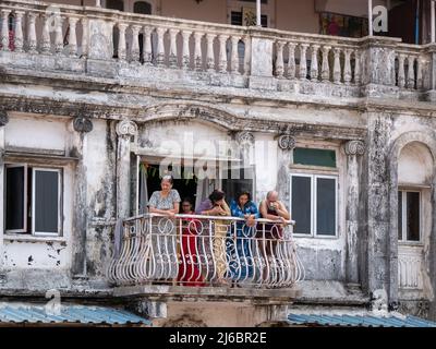 Mumbai, Indien - 02. April 2022 : Familie beobachtet die Hindu-Parade zum neuen Jahr von der Hausgalerie aus Stockfoto