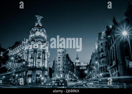 Lichtstrahlen auf der Gran Via, der Haupteinkaufsstraße in Madrid bei Nacht. Spanien, Europa Stockfoto