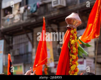 Mumbai, Indien - 02. April 2022 : Nahaufnahme der traditionellen Gudhi anlässlich der Hindu Neujahrsparade, Gudhi Padda, in Girgaon Stockfoto