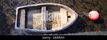 Altes Boot verkommt auf dem Fluss Leven in Dumbarton Stockfoto