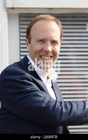 Matt Hancock MP, Abgeordneter von West Suffolk und ehemaliger Gesundheitsminister, lächelnd, beim Blick auf die Kamera, gesehen 2022 Stockfoto