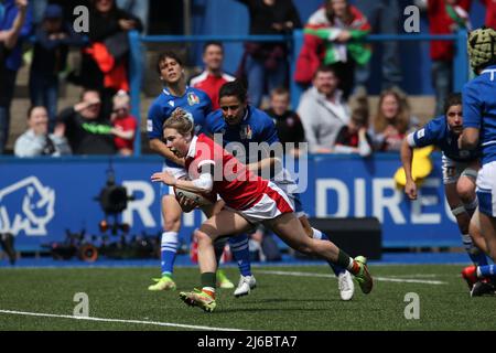 Keira Bevan aus Wales erzielt ihren Teams 1. TRY. TikTok Women’s Six Nations 2022 Championship , Wales Women gegen Italy Women im BT Sport Arms Park in Cardiff, South Wales am Samstag, 30.. April 2022. Bild von Andrew Orchard/Andrew Orchard Sports Photography/Alamy Live News Stockfoto