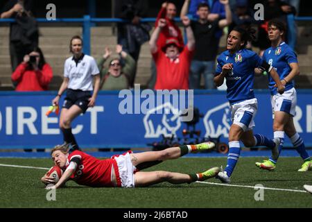 Keira Bevan aus Wales erzielt ihren Teams 1. TRY. TikTok Women’s Six Nations 2022 Championship , Wales Women gegen Italy Women im BT Sport Arms Park in Cardiff, South Wales am Samstag, 30.. April 2022. Bild von Andrew Orchard/Andrew Orchard Sports Photography/Alamy Live News Stockfoto