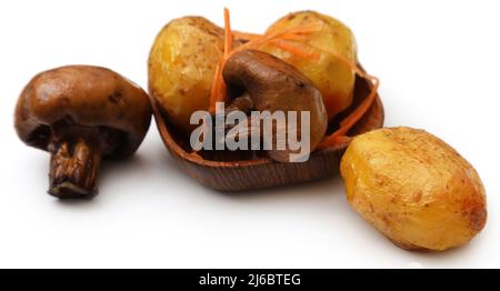 Gebratene Kartoffeln und Champignons auf weißem Hintergrund Stockfoto