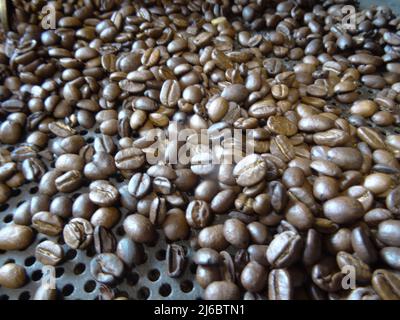 Geröstete Kaffeebohnen als Nahaufnahme Stockfoto