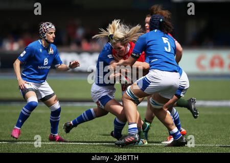 Alex Callender aus Wales (c) wird angegangen. TikTok Women’s Six Nations 2022 Championship , Wales Women gegen Italy Women im BT Sport Arms Park in Cardiff, South Wales am Samstag, 30.. April 2022. Bild von Andrew Orchard/Andrew Orchard Sports Photography/Alamy Live News Stockfoto