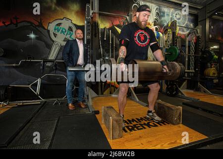 Geschäftsmann Chris Walsh Reform UK Kandidat und örtlicher Gym Besitzer mit dem Kunden James bei Trident Fitness, Morley, West Yorkshire, England.© Horst Friedr Stockfoto