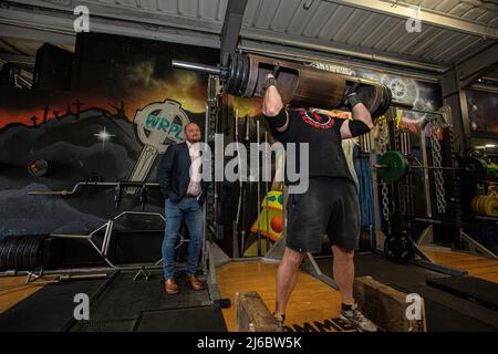 Geschäftsmann Chris Walsh Reform UK Kandidat und örtlicher Gym Besitzer mit dem Kunden James bei Trident Fitness, Morley, West Yorkshire, England. Stockfoto