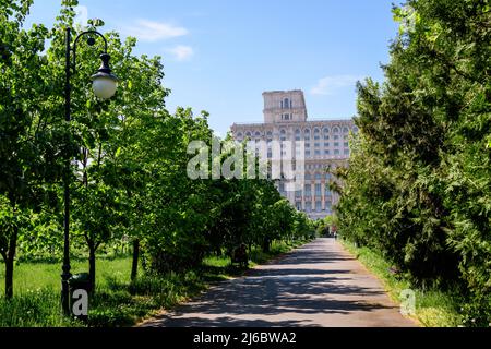 Palast des Parlaments auch bekannt als Volkshaus (Casa Popoprului) auf dem Constitutiei-Platz (Piata Constitutiei) aus Sicht des Izvor-Parks (Parcul Iz Stockfoto