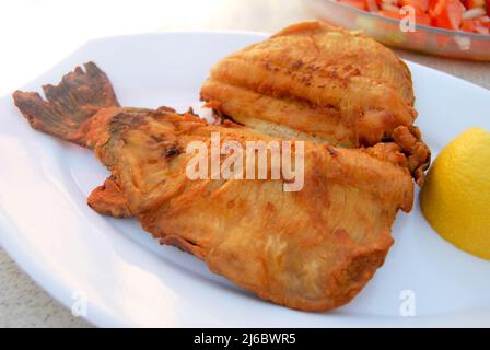 Köstlicher und schöner gebratener Forellenfisch, auf einem weißen Teller Stockfoto