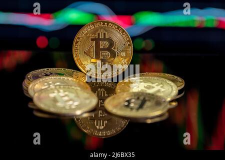 Physische Version von Bitcoin, virtuelles Geld, konzeptionelle Zusammensetzung für globale Kryptowährung und digitales Zahlungssystem. Stockfoto