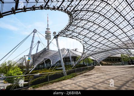 Das berühmte Dach des Münchner Olympiastadions nach Entworfen von Behnisch und frei Otto – Olympiapark und olympische Sportstätten in München Stockfoto