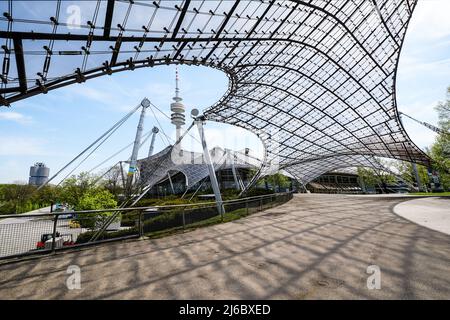 Das berühmte Dach des Münchner Olympiastadions nach Entworfen von Behnisch und frei Otto – Olympiapark und olympische Sportstätten in München Stockfoto