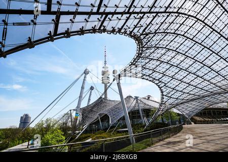 Das berühmte Dach des Münchner Olympiastadions nach Entworfen von Behnisch und frei Otto – Olympiapark und olympische Sportstätten in München Stockfoto