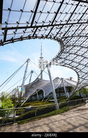 Das berühmte Dach des Münchner Olympiastadions nach Entworfen von Behnisch und frei Otto – Olympiapark und olympische Sportstätten in München Stockfoto