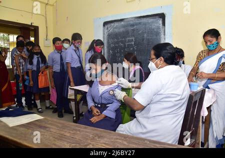 30. April 2022, Guwahati, Guwahati, Indien: Eine Krankenschwester verabreicht COVID-19 Injektion an einen Schüler der Altersgruppe 12 bis 14 Jahre alt an der Angelica Higher Secondary School in Guwahati Assam India am Samstag, 30.. April 2022. (Bild: © Dasarath Deka/ZUMA Press Wire) Stockfoto