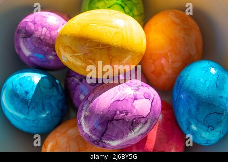 Farbenfrohe, einfache Eier in einer Schüssel Stockfoto