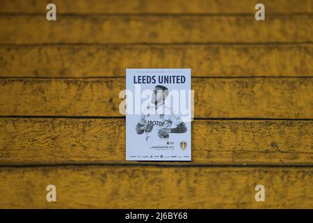 Das heutige Spieltagsprogramm mit Sam Greenwood #42 von Leeds United auf dem Titelbild Stockfoto