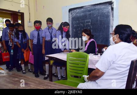 30. April 2022, Guwahati, Guwahati, Indien: Schüler der Altersgruppe von 12 bis 14 Jahren registrieren ihre Namen, bevor sie am Samstag, dem 30.. April 2022, die COVID-19-Injektion an der Angelica Higher Secondary School in Guwahati Assam India erhalten. (Bild: © Dasarath Deka/ZUMA Press Wire) Stockfoto