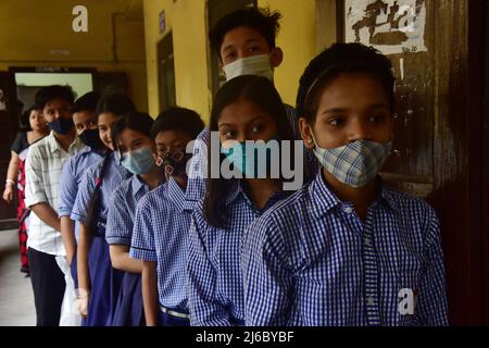 30. April 2022, Guwahati, Guwahati, Indien: Schüler der Altersgruppe von 12 bis 14 Jahren warten am Samstag, dem 30.. April 2022, auf die COVID-19-Injektion an der Angelica Higher Secondary School in Guwahati Assam India. (Bild: © Dasarath Deka/ZUMA Press Wire) Stockfoto