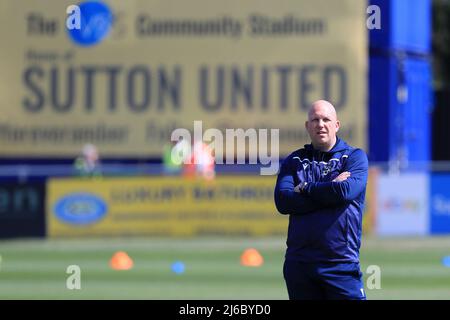 Matt Grey Manager von Sutton United sieht seinen Spielern beim Aufwärmen zu. Stockfoto