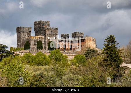 Torre Alfina, ein schönes italienisches Dorf in der Provinz Viterbo, in der Nähe von Acquapendente. Historisches Schloss von Torre Alfina in der Nähe des Waldes von Saßeto. Stockfoto