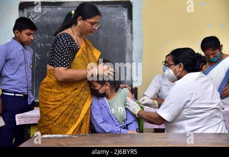 30. April 2022, Guwahati, Guwahati, Indien: Eine Krankenschwester verabreicht COVID-19 Injektion an einen Schüler der Altersgruppe 12 bis 14 Jahre alt an der Angelica Higher Secondary School in Guwahati Assam India am Samstag, 30.. April 2022. (Bild: © Dasarath Deka/ZUMA Press Wire) Stockfoto