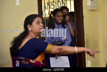 30. April 2022, Guwahati, Guwahati, Indien: Schüler der Altersgruppe von 12 bis 14 Jahren warten am Samstag, dem 30.. April 2022, auf die COVID-19-Injektion an der Angelica Higher Secondary School in Guwahati Assam India. (Bild: © Dasarath Deka/ZUMA Press Wire) Stockfoto