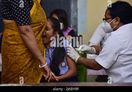 30. April 2022, Guwahati, Guwahati, Indien: Eine Krankenschwester verabreicht COVID-19 Injektion an einen Schüler der Altersgruppe 12 bis 14 Jahre alt an der Angelica Higher Secondary School in Guwahati Assam India am Samstag, 30.. April 2022. (Bild: © Dasarath Deka/ZUMA Press Wire) Stockfoto