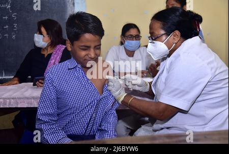 30. April 2022, Guwahati, Guwahati, Indien: Eine Krankenschwester verabreicht COVID-19 Injektion an einen Schüler der Altersgruppe 12 bis 14 Jahre alt an der Angelica Higher Secondary School in Guwahati Assam India am Samstag, 30.. April 2022. (Bild: © Dasarath Deka/ZUMA Press Wire) Stockfoto